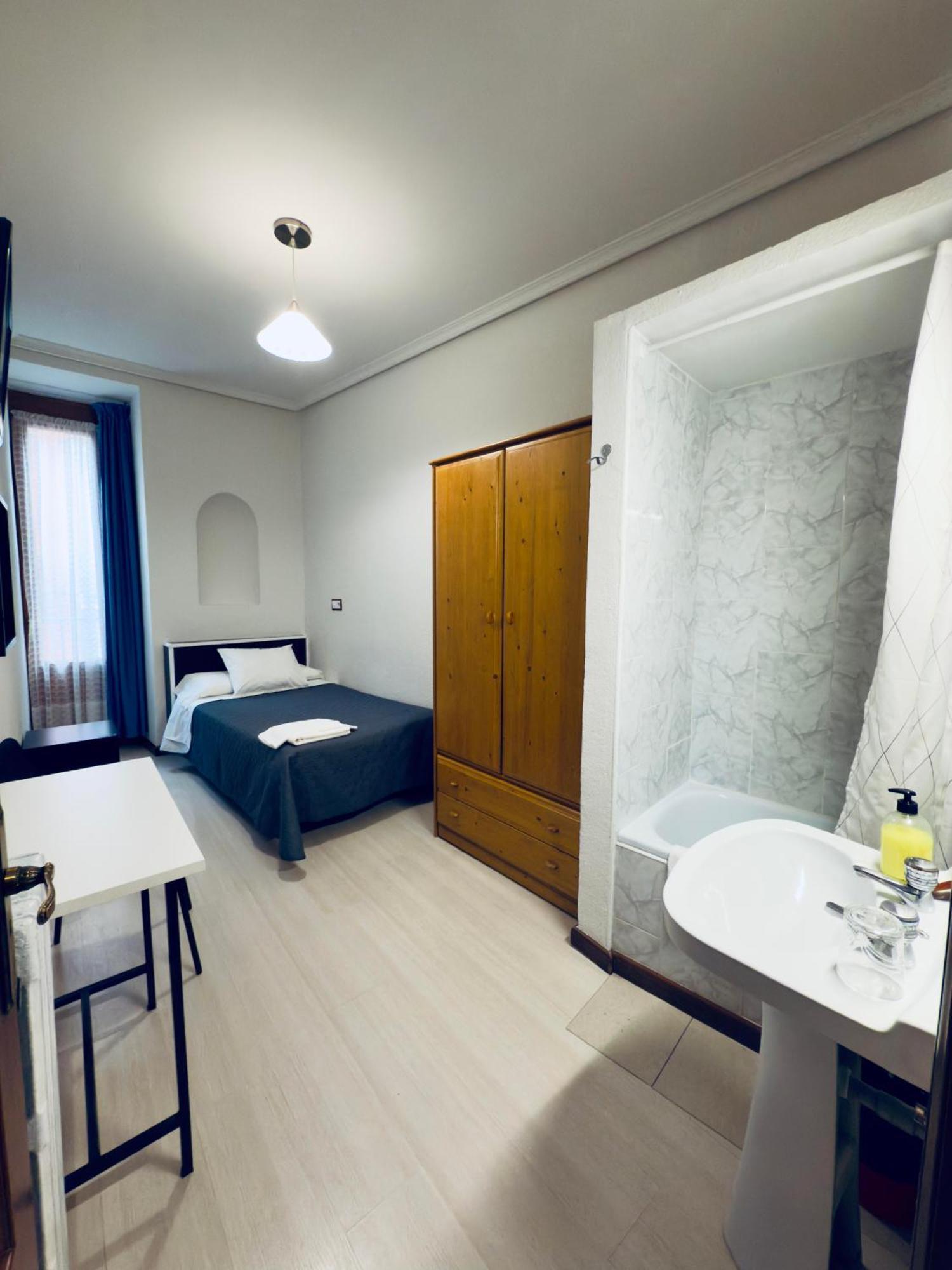 Hostal Conde De Alba Madrid Ngoại thất bức ảnh