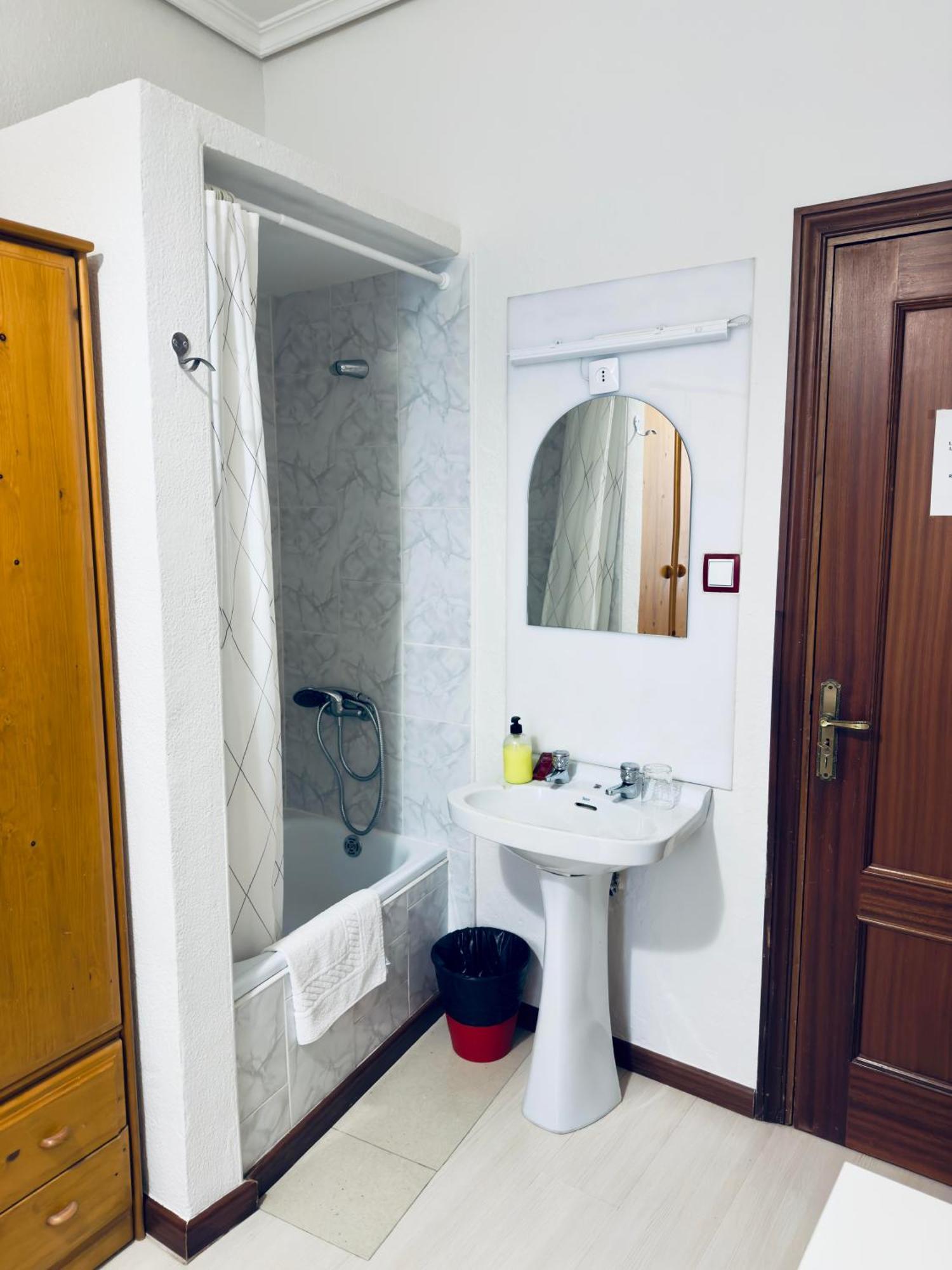 Hostal Conde De Alba Madrid Ngoại thất bức ảnh